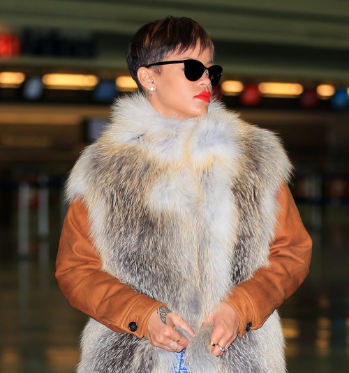 WOW! Rihanna, dependentă de peruci şi meşe! Uite cum şi-a tuns părul!