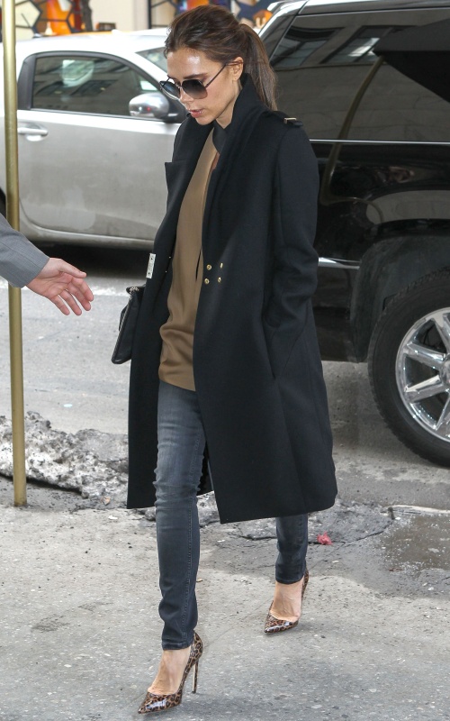Îmbracă-te simplu şi stilat ca Victoria Beckham!