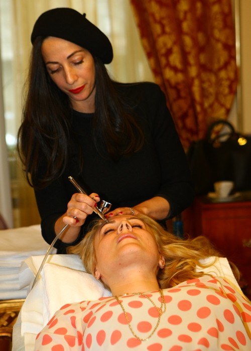 Foto: Dana Săvuică, tratată de riduri şi imperfecţiuni de make-up artistul Madonnei
