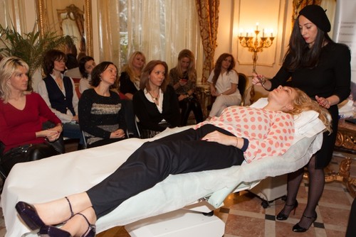 Foto: Dana Săvuică, tratată de riduri şi imperfecţiuni de make-up artistul Madonnei
