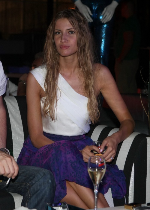 Foto de colecţie: îţi mai aduci aminte cum arăta Iulia Albu? Ce drăguţă era!