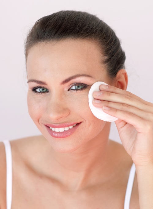 Make-up de 8 martie: învaţă să te machiezi natural în 10 minute! 
