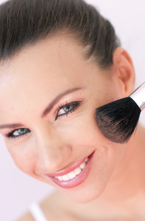 Make-up de 8 martie: învaţă să te machiezi natural în 10 minute! 