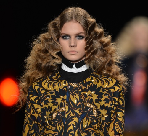 Tendinţe coafuri 2013: uite cum să-ţi faci bucle ca în prezentarea Roberto Cavalli