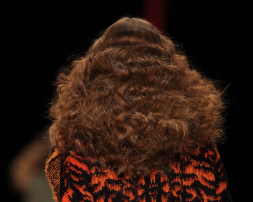 Tendinţe coafuri 2013: uite cum să-ţi faci bucle ca în prezentarea Roberto Cavalli