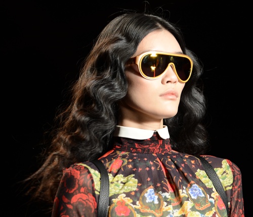 Tendinţe coafuri 2013: uite cum să-ţi faci bucle ca în prezentarea Roberto Cavalli