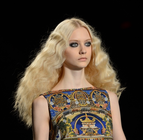 Tendinţe coafuri 2013: uite cum să-ţi faci bucle ca în prezentarea Roberto Cavalli