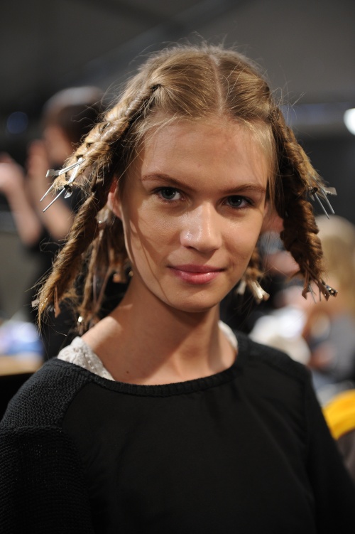 Tendinţe coafuri 2013: uite cum să-ţi faci bucle ca în prezentarea Roberto Cavalli