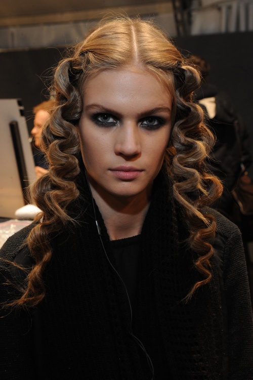 Tendinţe coafuri 2013: uite cum să-ţi faci bucle ca în prezentarea Roberto Cavalli