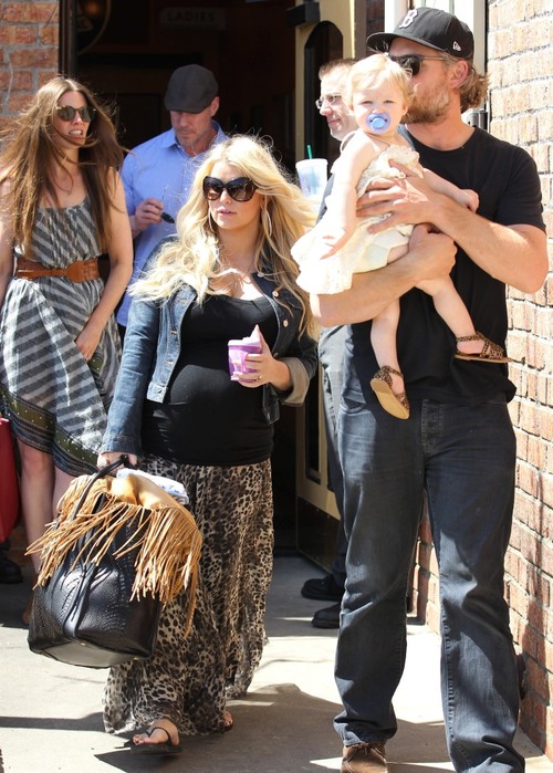 Foto: Oau! Jessica Simpson iar are o burtică imensă