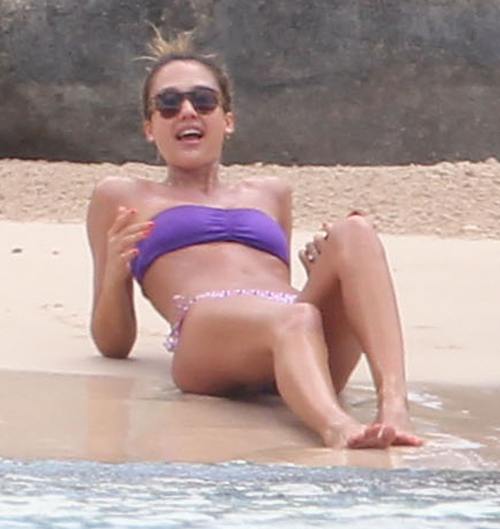 FOTO: Jessica Alba arată bestial în bikini! Află secretul siluetei ei perfecte