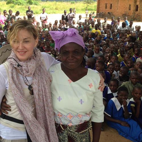 Ghiceşte vedeta: Cine este celebritatea care ajută copiii din Malawi?