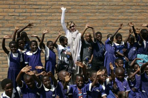 Ghiceşte vedeta: Cine este celebritatea care ajută copiii din Malawi?