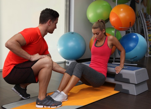 Cum să slăbeşti şi să te tonifici cu mingea de fitness
