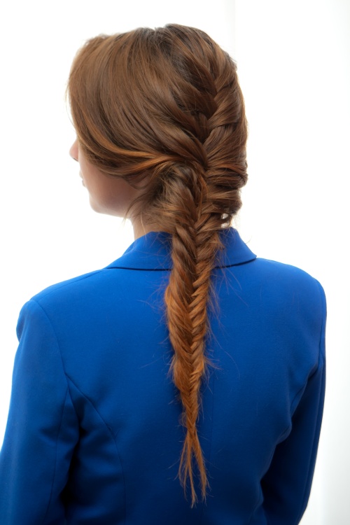 Tutorial VIDEO: Camelia Negrea te învaţă să îţi faci repede coada fishtail!