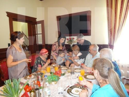 Albu şi Prigoană: Minune de Paşte, sau strategie de marketing?