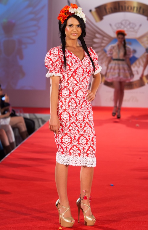 Bucharest Fashion Week Day 2: Rochii colorate şi accesorii glamour, tendinţele verii 2013