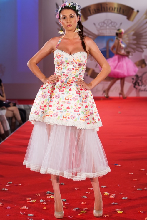 Bucharest Fashion Week Day 2: Rochii colorate şi accesorii glamour, tendinţele verii 2013