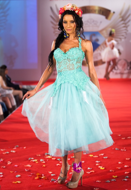 Bucharest Fashion Week Day 2: Rochii colorate şi accesorii glamour, tendinţele verii 2013