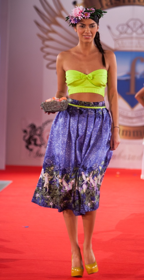 Bucharest Fashion Week Day 2: Rochii colorate şi accesorii glamour, tendinţele verii 2013
