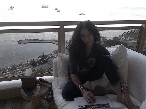 POZE: Viaţa Mihaelei Rădulescu la Monaco. Uite cum pârleşte o găină în apartamentul ei de lux!