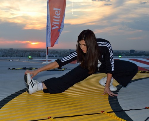 Sport la înălţime! Paula Seling, Alina Puşcaş, Xonia şi Bianca Ioniţă se antrenează pe heliport!