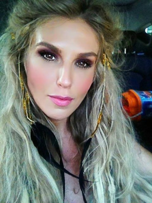 POZE INCENDIARE: Corina a încins plaja! Uite ce sexy se pozează la malul mării!