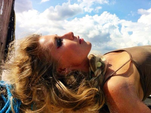 POZE INCENDIARE: Corina a încins plaja! Uite ce sexy se pozează la malul mării!