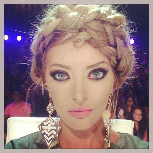 VIDEO make-up: Uite cât de frumoasă e Delia! Învaţă să te machiezi ca ea!