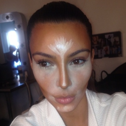 TUTORIAL VIDEO: Trucuri de machiaj à la Kim Kardashian! Cum să obţii un ten perfect şi nas mai mic!