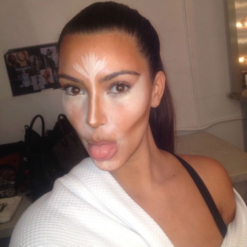 TUTORIAL VIDEO: Trucuri de machiaj à la Kim Kardashian! Cum să obţii un ten perfect şi nas mai mic!