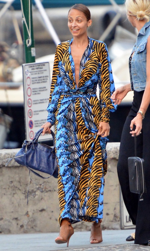 Rochia maxi, atât de comodă şi trendy! Uite care sunt modelele chic pentru vară!