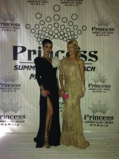 Lora, sexy şi provocatoare într-o rochie transparentă la Mamaia Music Awards