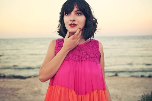 Ana Morodan te învaţă cum să fii o divă la plajă! Alege o rochie maxi colorată!