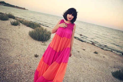 Ana Morodan te învaţă cum să fii o divă la plajă! Alege o rochie maxi colorată!