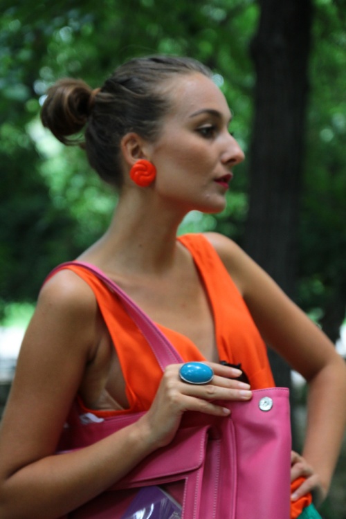 Stilul color blocking, minunat pe final de vară! Gabriela Atanasov te învaţă să-l compui!