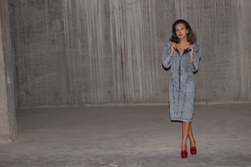 Rochia din denim, comodă şi stilată! Gabriela te învaţă cum să o accesorizezi!