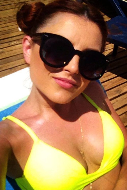 Elena Gheorghe nu se mai satură de plajă. Uite ce costum poartă de data aceasta!