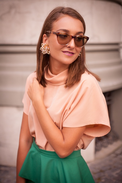 Ţinută office, feminină şi elegantă! Gabriela te învaţă cum să te îmbraci la birou!