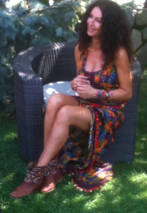Rochia gypsy câştigă teren: Mihaela Rădulescu şi Andra o poartă. Îţi place?
