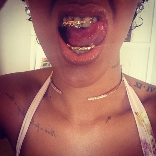 Rihanna şochează cu o nouă schimbare de look. Îţi place acest accesoriu ciudat?