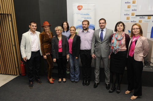Celebrităţile susţin lupta împotriva cancerului mamar