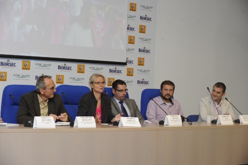 Celebrităţile susţin lupta împotriva cancerului mamar
