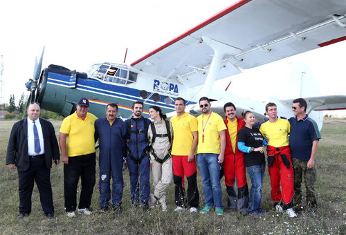 Andreea Marin şi iubitul ei au sărit cu paraşuta de la 3500 de metri