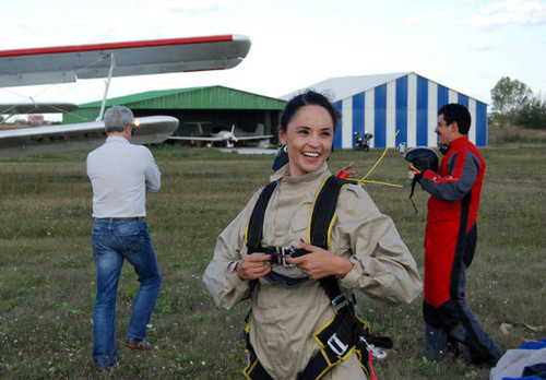 Andreea Marin şi iubitul ei au sărit cu paraşuta de la 3500 de metri
