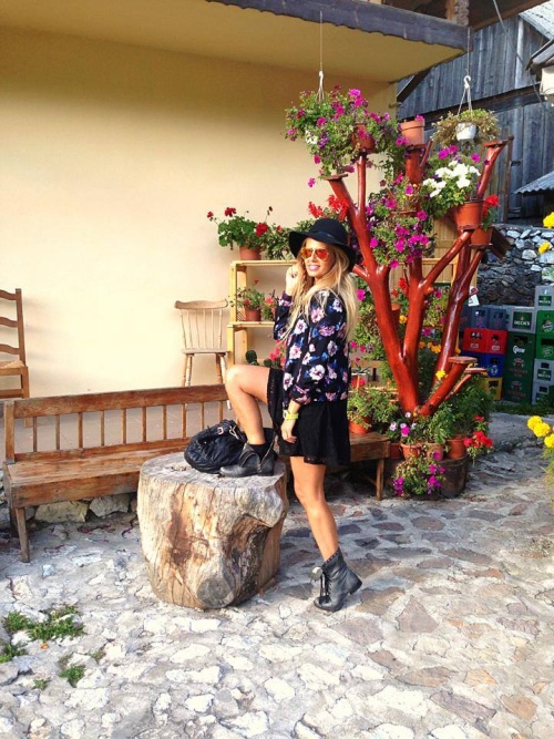Andreea Bănică, ţinută fresh de toamna. Îţi place?