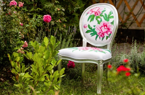 Alege cea mai chic ţinută cu imprimeu floral şi poţi câştiga un scaun de lux Photoliu!