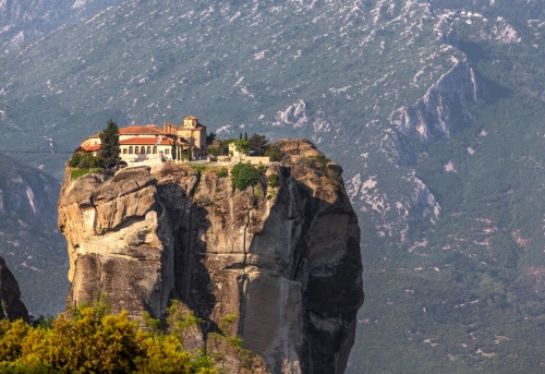 Top biserici şi mănăstiri săpate direct în stâncă. Pe care vrei să o vizitezi?