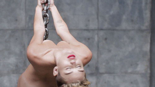 Scandalos! Miley Cyrus apare complet goală şi plânge în noul videoclip 