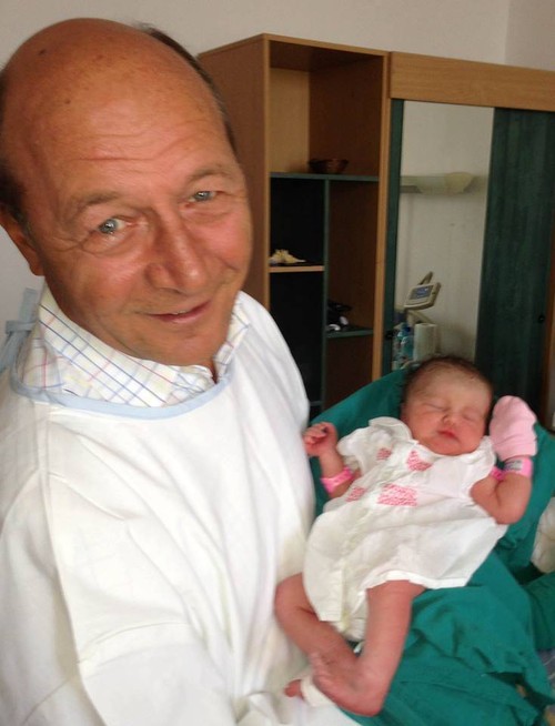 Elena Băsescu a născut o fetiţă. Vezi prima imagine cu micuţa!